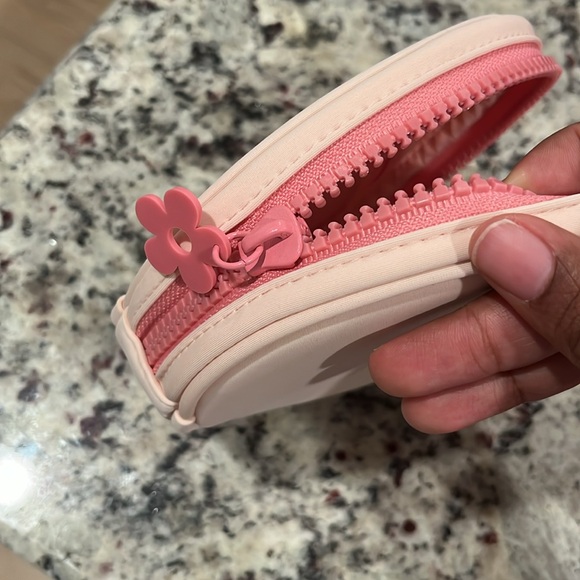 2/20 Marc Jacob’s Daisy Case ❤️💕 - Picture 3 of 3